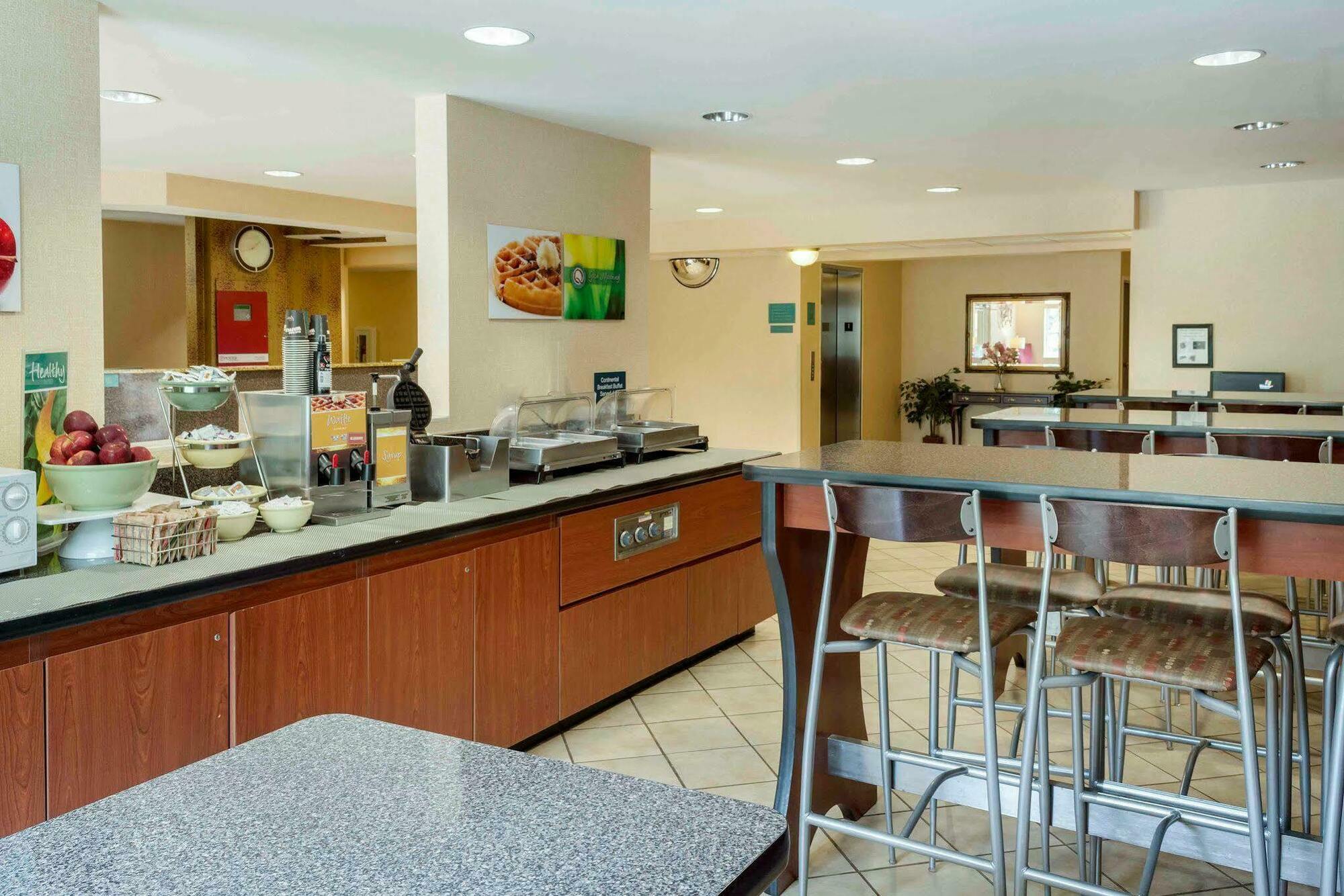 Quality Inn Chester - South Richmond Екстер'єр фото
